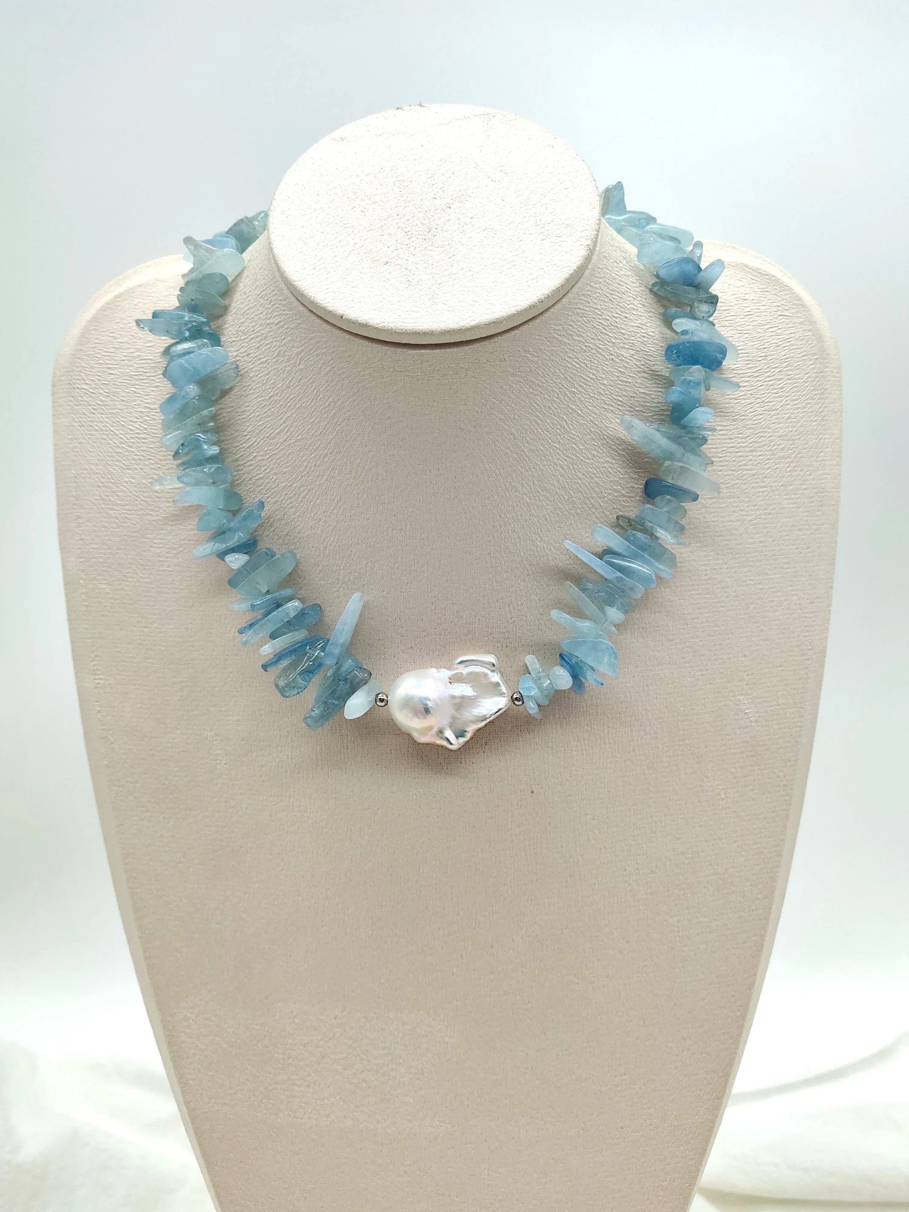 LARGE BAROQUE PEARL WITH AQUAMARINE NECKLACE