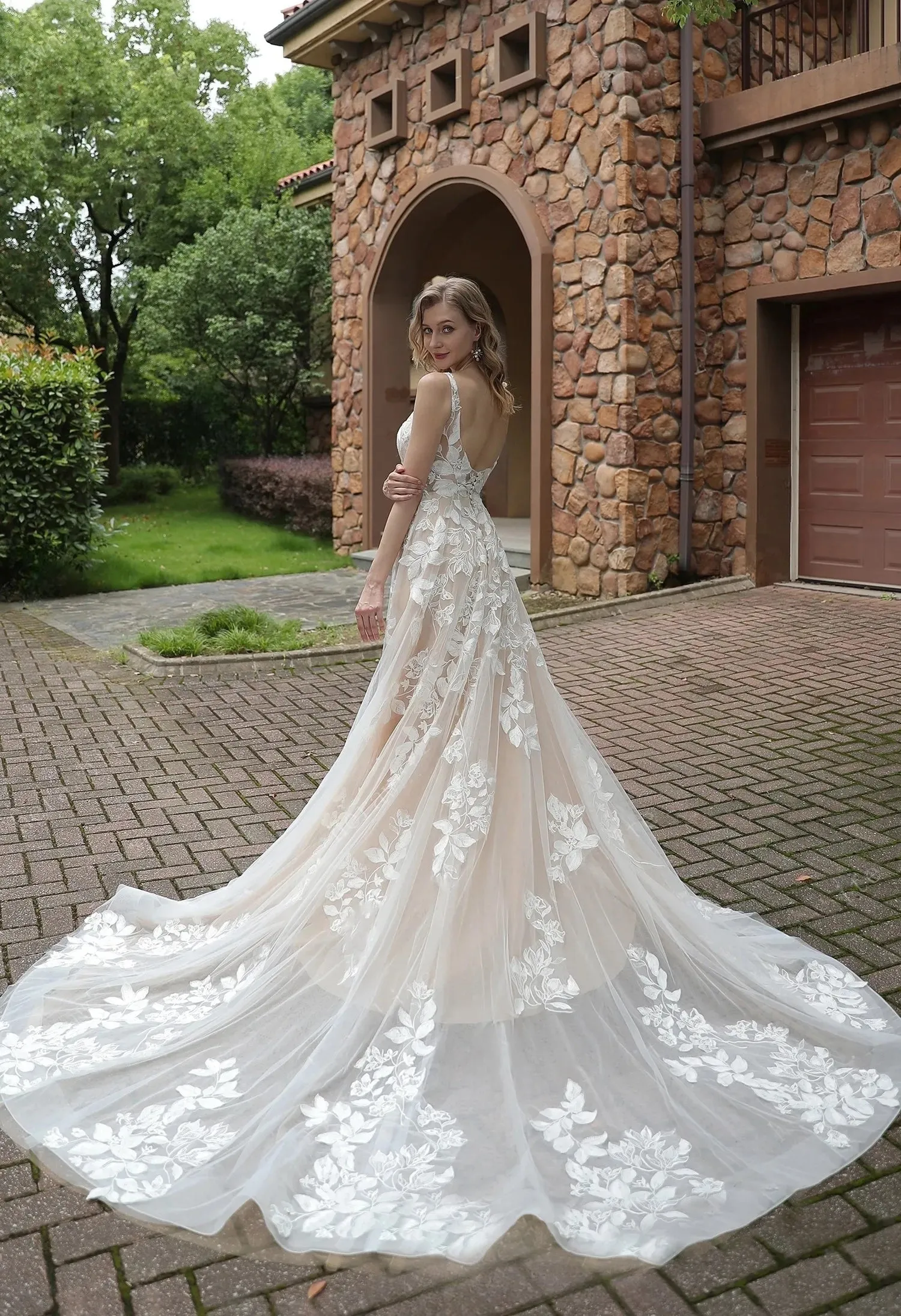 Luxurious Floral Lace A-Line Wedding Dress With Sheer Train