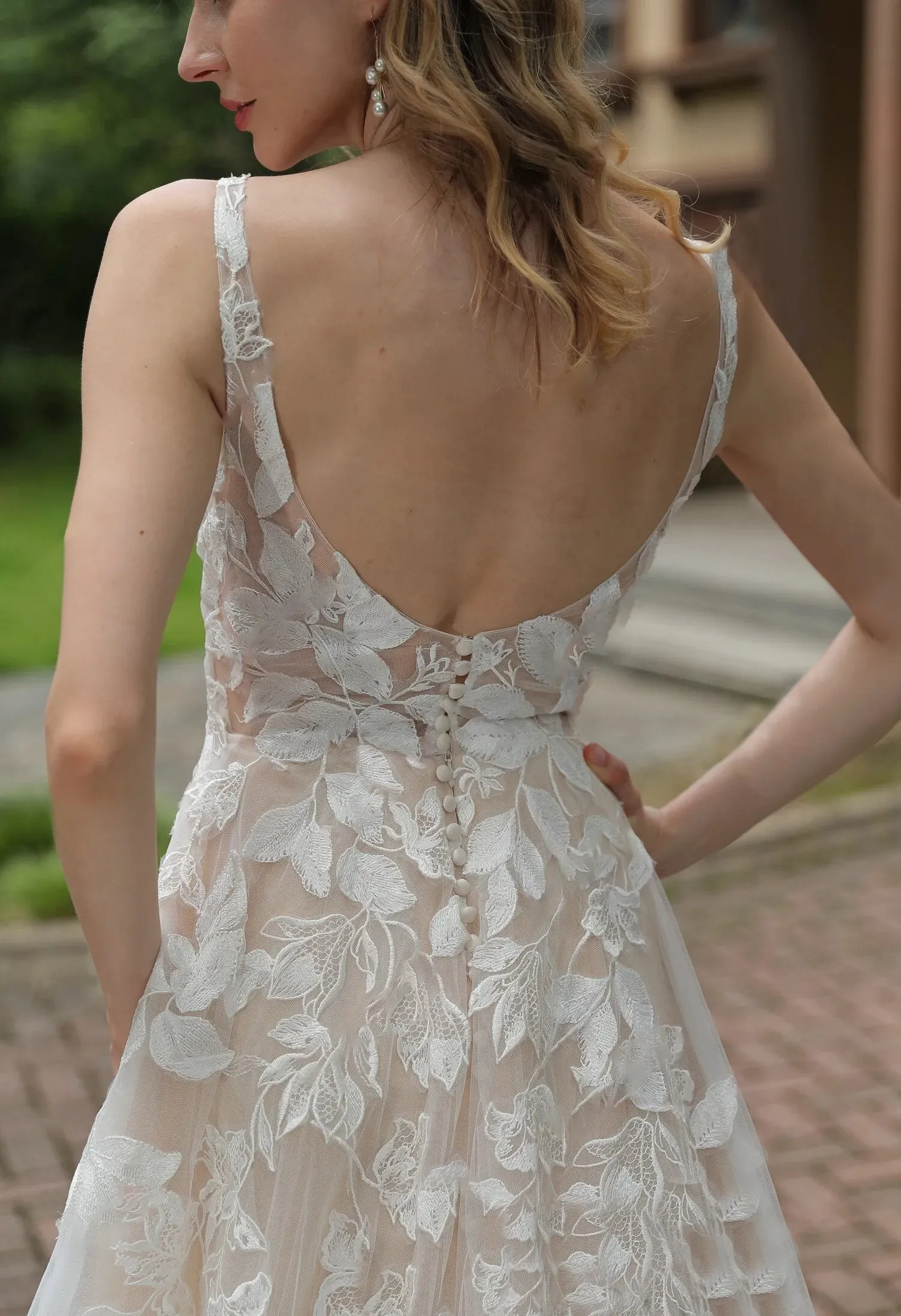 Luxurious Floral Lace A-Line Wedding Dress With Sheer Train